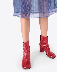 Antonioli.eu is one of the leaders in fashion retail offering a complete service to all consumers from anywhere in the world. Maison Margiela Patent Tabi Boots Women Maison Margiela Store Boots Leather Ankle Boots Womens Boots