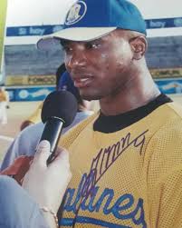 Foto de Melvin Mora en su época de novato con el equipo Navegantes del  Magallanes con el cual jugó desde la temporada 1991 hasta 2006. Mora  recientemente fue exaltado al Salón de