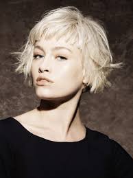 Bob met een korte pony die de helft van het voorhoofd bedekt