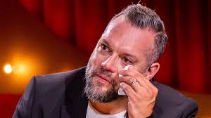 Het wordt Alex Agnew te veel in 'James The Musical': “Voor mijn vader was  ik één grote ontgoocheling: ik deugde nergens voor”