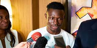 Mamoudou gassama is a hero. Spiderman Von Paris Jetzt Rettet Mamoudou Gassama Bei Der Feuerwehr Kolner Stadt Anzeiger