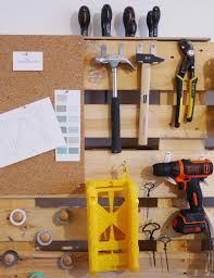 Fabriquer Son Rangement Mural Pour Outils De Bricolage En Palette Diy Palette Diy Rangement Mural Comment Fabriquer Des Meubles