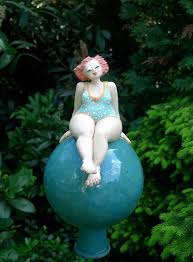 Die Schone Auf Der Erbse Gartenfigur Auf Kugel Figur Gartenfiguren Ton Kunst