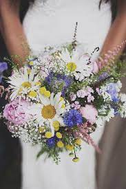 Since ancient times a daisy flower has a meaning of purity, loyalty, youth and a long love. 30 Ideas To Incorporate Chamomile Daisies Into Your Wedding Deer Pearl Flowers