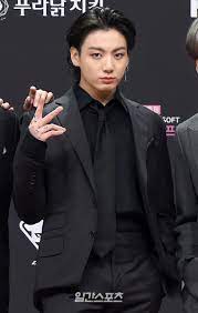 Bangtan jungkook geburtstag 2020 kunstdruck. Netizens Are Amazed How Jungkook Changes Faces For Each Of Bts S 2020 Mama Stages Koreaboo