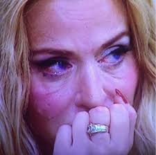 Valeria Marini vittima di un pauroso incidente. Ecco come si è mostrata la  showgirl, oggi in diretta a "Domenica IN": http://fanpa.ge/SBBed