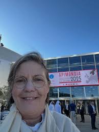 Copenhagen is hosting the international beekeeping conference Apimondia  2025. 7000 people from 120 countries are taking part in the event. I have  visited the honey bar and as always it is unique