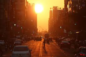 高雄青年路懸日今天傍晚再度現身 金黃色的落日餘暉把熱鬧的街道整片染成金色 美景令 celestial sunset outdoor