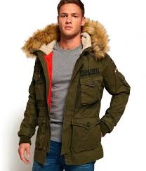 Doudoune homme de coloris bleu. Guide Des Manteaux Homme Tendance Pour L Hiver 2021 Veste Hiver Homme Blouson Homme Hiver Tenues D Hiver Hommes