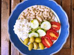 È il caso di questi involtini di zucchine grigliate, un piatto economico e semplice, che vengono farciti con formaggio, prosciutto e qualche fogliolina di basilico o di menta. 7 Piatti Freddi Veloci E Senza Cottura Ricette Al Volo