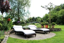 Uber Den Gartenzaun Geschaut Ein Naturnaher Garten Zum Traumen Und Verweilen Gruneliebe Naturnaher Garten Garten Pflegeleichter Garten