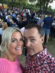 Välkända namn underhåller på stand up-kvällar