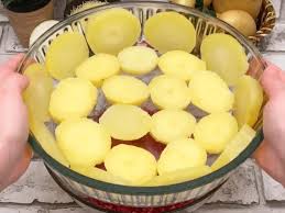 Dans Un Plat Disposez Des Tranches De Pommes De Terre Bouillies Des Boulettes De Viande Et Du Fromage Afin De Creer U Recipes Boiled Potatoes Cooking Recipes