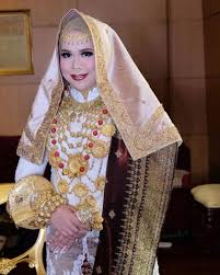 Makeup pengantin hijab syar'i lusicastello siapa saja pasti akan menacari salon dan mua terbaik dan murah di tata rias pengantin sunda siger hijab modifikasi by ninik widyawati. 10 Inspirasi Baju Pengantin Adat Nusantara Dengan Balutan Hijab Nggak Kalah Cakep