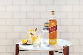 Gin in a tall glass. 10 Four Ingredient Cocktails To Lift Your Dinner Party Game