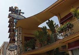 Hollywood downtowner inn is just blocks from nickelodeon studios, ripley's believe it or not and griffith park & observatory. Hollywood Downtowner Inn 117 1 9 3 Los Angeles Hotel Deals Reviews Kayak