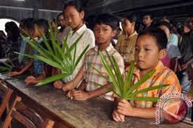 Daun palem adalah simbol dari kemenangan. Umat Katolik Dunia Rayakan Minggu Palma Antara News