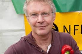 Neil Bragg receives Pearson Memorial Medal at HTA Garden Futures dinner