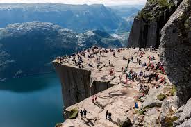 Preikestolen is one of rogaland county's most visited attractions, and one of the natural wonders of norway, making it a popular photo subject. 10 Bilder Fra Preikestolen Som Tar Pusten Fra Deg