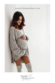 Seid Ihr Auf Der Suche Nach Ideen Fur Fotos Vom Babybauch Zeitlose Naturliche Fotos Spiegeln Die Mit Bildern Babybauch Fotos Familienfoto Outfits Schwangerschaftsfotos