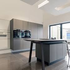 next 125 platinum matt glass fronted doors wall hung units and porcelain worktops unique island schuller schullerkitchens germankitchens hausofdesign