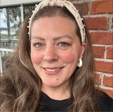 Who is a pediatrician knowledgeable about caring for uncircumcised boys?