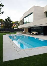 haus mit moderner wendeltreppe minimalistischem design deavita piscine maison amenagement jardin terrasse piscine design exterieur de la maison
