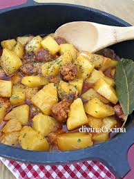 La receta tiene muchas versiones, con o sin vino, con algo de guindilla, con pimientos secos choriceros… elaboración de las patatas con chorizo a la riojana. Patatas Con Chorizo A La Riojana Receta De Divina Cocina