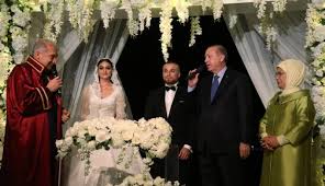 Alınan bilgilere göre çift sessiz sedasız boşandı. Gokhan Tore Esra Bilgic Cifti Evlendi