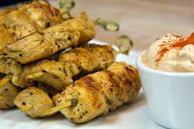 Recette Petites Brochettes De Poulet Marine A L Ail Et Au Citron Creme Au Paprika Recette Brochette Poulet Brochette Poulet Marine Poulet Marine