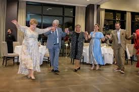 Ο ταλαντούχος ηθοποιός μιχάλης σαράντης αναφέρθηκε στη συμμετοχή του στη σειρά του αντ1 φαμίλια και στον θάνατο που. Ena Lampero Gamhlio Parti Sta Trikala Me Roko Kai Aslanidoy Kosmoslarissa