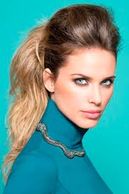 Una vez separado el tupé, procedemos a realizar una coleta de caballo alta con lo que resta del cabello. Coleta Con Tupe Con Vanesa Romero El Blog De Cheska Por Maria Baras