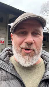 Premiär för en ny programpunkt! 🤩 Vi kallar den för ”Gissa  kändisföräldern”! 🤷🏼‍♂️ Producent-Basse har ringt en känd persons  förälder, Roger och Laila ska hjälp av svaren på 6 frågor försöka lista