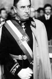 Pinochet, escuchándola en silencio y recordando a la joven sencilla de diecisiete años de quien se enamoró, se duerme sufriendo otra de sus pesadillas recurrentes. 29 Pinochet Salvador Y Libertador De Chile Ideas Dictator Chile History