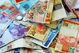 Ibovespa sobe forte e caminha para terceiro recorde da semana; dólar fica estável