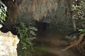 The town of lenggong is situated some 100 kilometres north of ipoh on the kuala kangsar to grik road. Gua Puteri Lenggong Malaysia Tourist Information