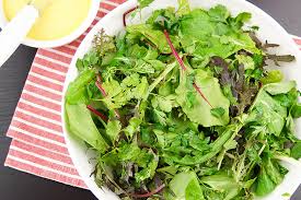 Fruhlingssalat Mit Krautern Und Zitronen Sahne Dressing Elle Republic