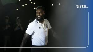 Tiga Belas Alasan Emmanuel Adebayor Masuk Islam