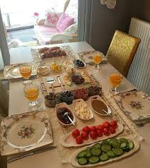 Pin By Nuveyra Zaman On Breakfast Kahvalti Sofralari Invitation Food Food Table Thanksgiving Drinks Table Plate Setting