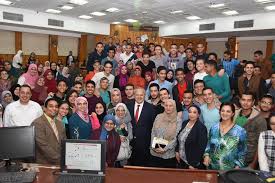 تقع الجامعة في مدينة الجيزة غربي القاهرة ، وبعض كلياتها تقع في أحياء المنيل والمنيرة والدقي مثل كليات الطب البشري وطب الأسنان والصيدلة. Ø±Ø¦ÙŠØ³ Ø¬Ø§Ù…Ø¹Ø© Ø§Ù„Ù‚Ø§Ù‡Ø±Ø© ÙŠØªÙÙ‚Ø¯ ÙƒÙ„ÙŠØ© Ø§Ù„Ø·Ø¨ ÙˆÙŠÙØ§Ø¬Ø¦ Ø§Ù„Ø·Ù„Ø§Ø¨ Ø¨ØªÙˆØ§Ø¬Ø¯Ù‡ Ø¯Ø§Ø®Ù„ Ø§Ù„Ù…Ø¯Ø±Ø¬Ø§Øª ØµÙˆØ± Ø§Ù„ÙŠÙˆÙ… Ø§Ù„Ø³Ø§Ø¨Ø¹