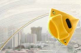 Özellikle yüksek katlarda oturan kadınlar için cam silmek, zor olmanın yanı sıra tehlikeli bir hal alır. Yuksek Katlarda Camlar Nasil Yikanir Guvenli Yikama Icin Ozel Cihazlar