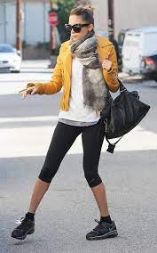 Nicole Richie Sportlicher Chic In Der Senflederjacke Outfit Gq Mustard Leather Jacket Sporty Chic Sport Outfits