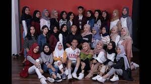 Elemen warna ini tentunya tidak boleh dilewatkan begitu saja dalam foto prewedding tema konsep casual. Foto Buku Tahunan Sekolah Tema Casual Indoor Indonesia Youtube