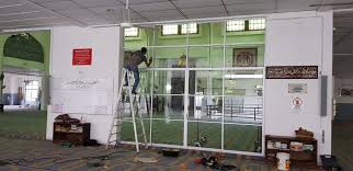 Sembur air cuka lalu gosok dengan berus tandas. New Project Aluminium N Glass Renovation