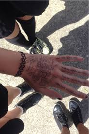 تم تطوير تطبيق السناب شات على يد فريق صغير من طلاب جامعة ستانفورد، ثم أُطلق في شهر أيلول من عام 2011م لأجهزة أبل آي أو أس (apple ios)، و أندرويد جوجل (google android)، ثم قدّم مركز معلومات الخصوصية الإلكترونية (epic) شكوى ضد شركة سناب شات، إلى جانب لجنة. Photography Art Mine Fashion Cool Shoes Music Teenagers Drawings Modern Snap Out Of It Alien Shoes Kaleigh S Hand Doodles Love