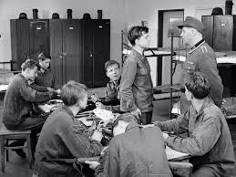 Ich habe teilweise wäschekorbe voller post bekommen, erinnert er sich im. The Bridge 1959