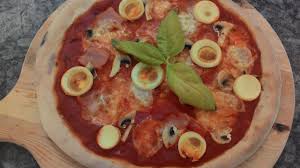 Per questo credo che, fargli mettere le mani in pasta, sia per preparare l'impasto per la pizza sbriciola il lievito in una ciotolina e versa un po' dell'acqua; Pizza Prosciutto Funghi E Uovo Sodo Impasto Con Patate Silvio Cicchi