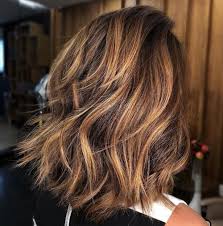 Parfaitement lissée pour un côté plus classique, ou en dégradée pour plus de liberté, cette coiffure intemporelle se décline sous toutes les formes. Coiffure Homme Cheveux Mi Long Epais