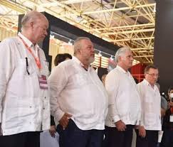 Cubanos por el Mundo - Rodrigo Malmierca Díaz le mira la barriga a Manuel  Marrero Cruz , y se pregunta ¿a quien se tragó este? Se metió la piedra con  el coma-andante