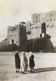 Aleppos altstadt (medina) befand sich innerhalb einer fünf kilometer langen und siebentorigen stadtmauer und hat eine ausdehnung von ca. Aleppo Wikipedia